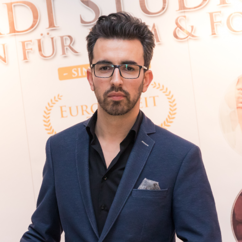 Elham Hadi 1 Porträt von Elham Hadi mit Fokus auf Live-Streaming.