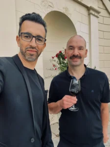 Das Team Elham Hadi und Marcel Jabangwe machen Pause während Dreharbeiten am Schloss Herrenhausen.