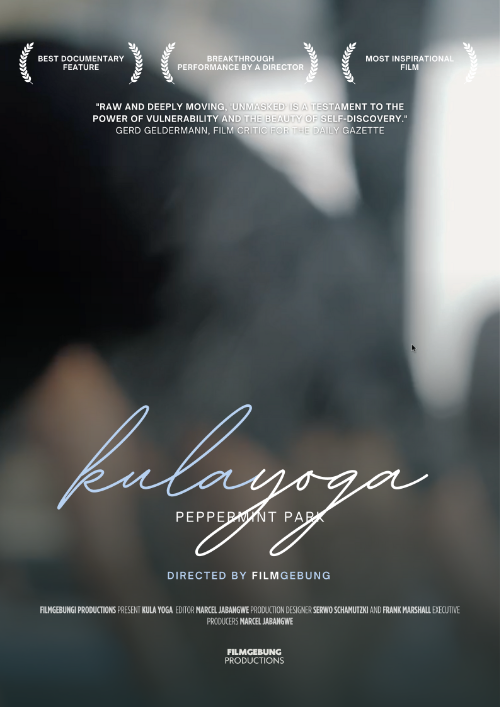 Kula Yoga Logo auf unscharfem Hintergrund.