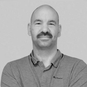 Schwarz-Weiß-Porträt von Marcel Jabangwe, Geschäftsführer von Filmgebung.