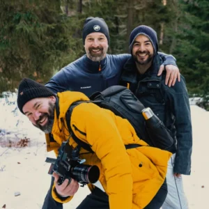 Das Team Marcel Jabangwe mit Kamera vor Daniel Ruppert und Kollege im verschneiten Wald.