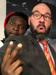 Das Team Bardu Salvador und Serwo Schamutzki machen ein Selfie während eines Drehtages.